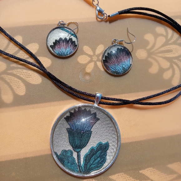 Handmade floral earring and necklace set - Picture 1 of 4